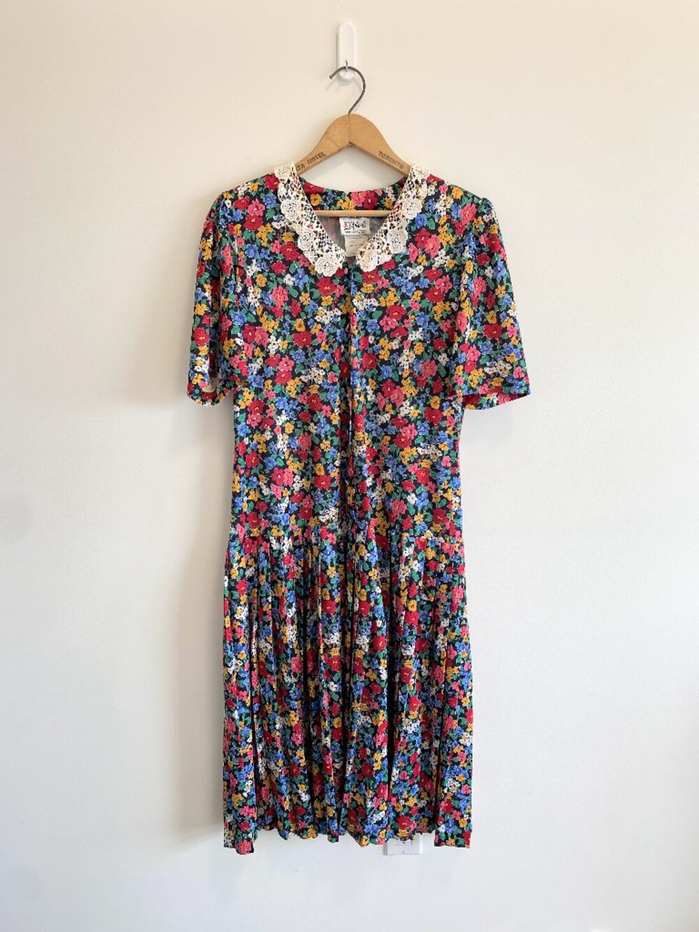 Vintage Pleated Floral Dress w/ Lace Collar / 80s / Made in Canada